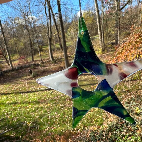 #2018 STAR MULTI COLOR 5 POINT ORNAMENT GREEN  & WHITE FUSED SUN CATCHER COLLECT - Picture 1 of 9